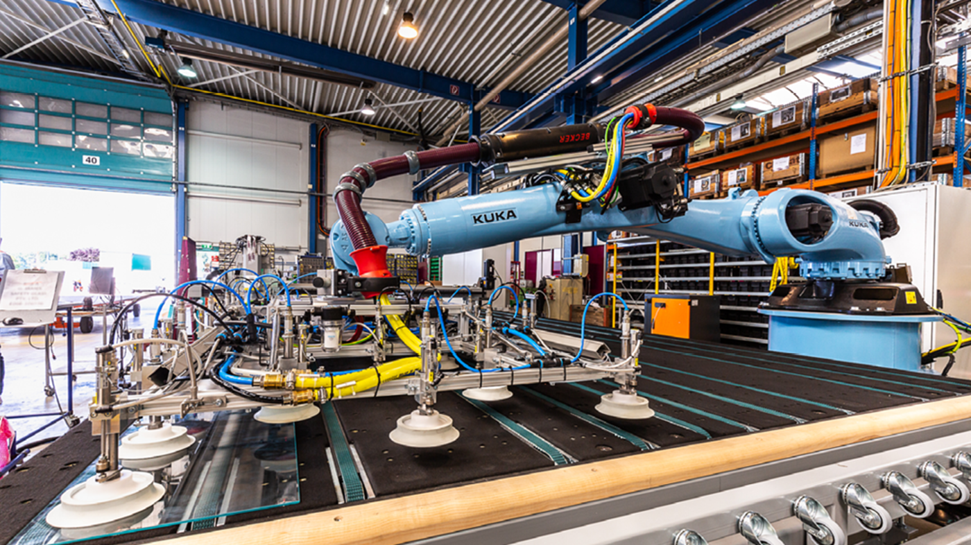 Kuka Lisec Roboter in H?rtebettbeladung 