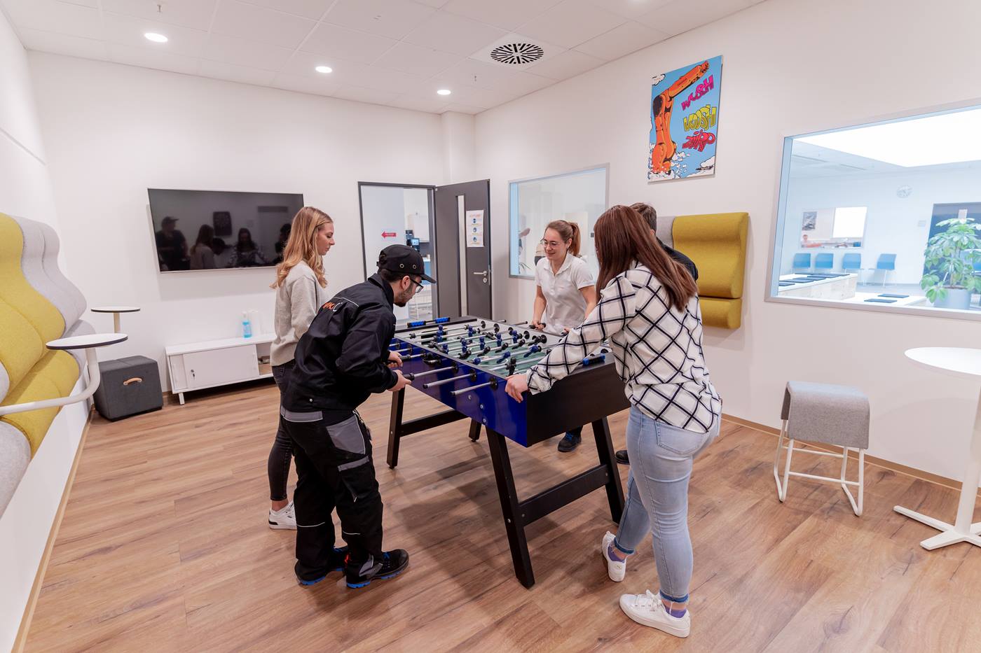 Mitarbeitende spielen Tischkicker