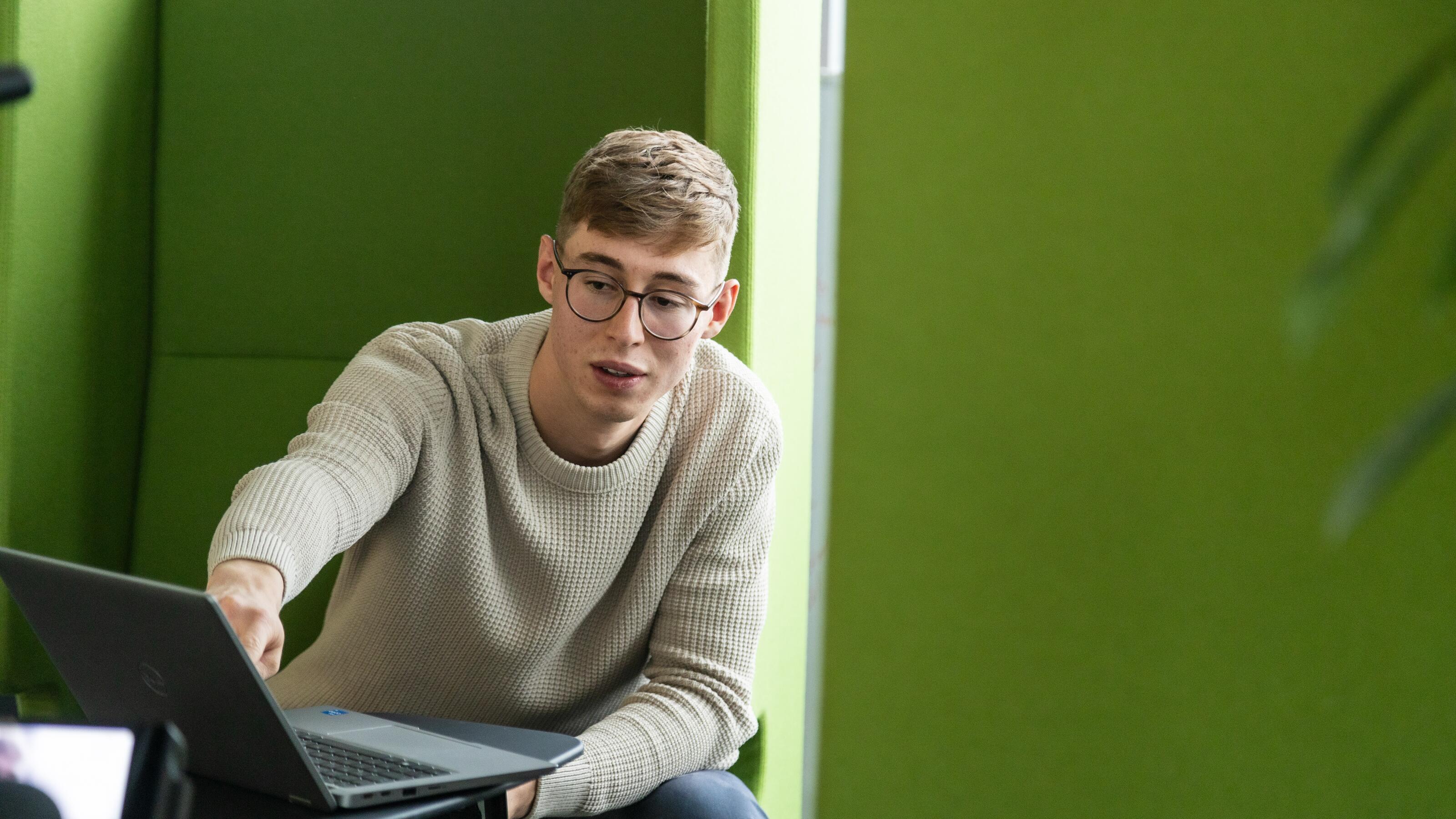 Studentin der Betriebswirtschaft bei KUKA mit Vorgesetzter