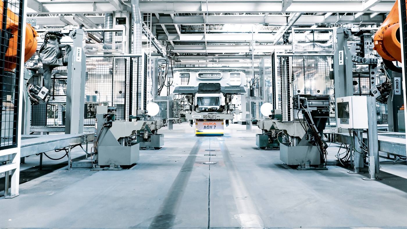 Intralogistics-solution-from-KUKA-replaces-track-guided-transport-systems-in-truck-assembly-plants