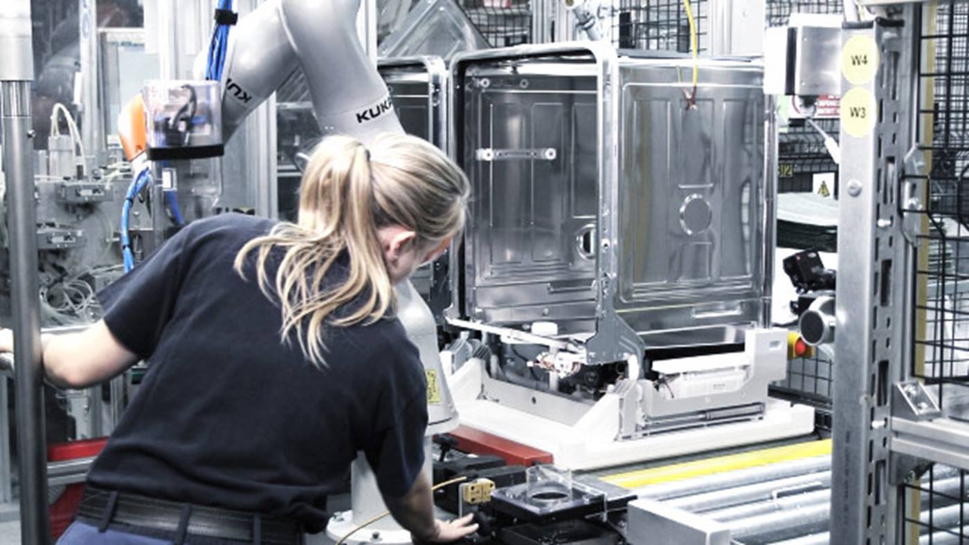 Der KUKA flexFELLOW übernimmt die anstrengenden, monotonen Schraubarbeiten