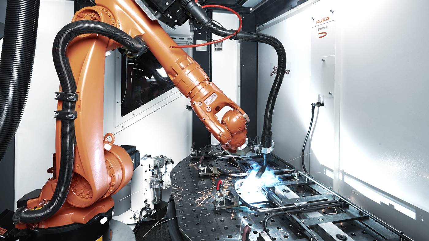 Roboter im KUKA flexibleCUBE beim Schwei?en
