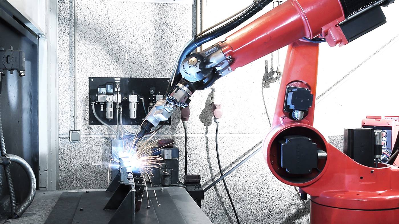Roboter mit Schwei?quelle mit externem Drahtvorschub