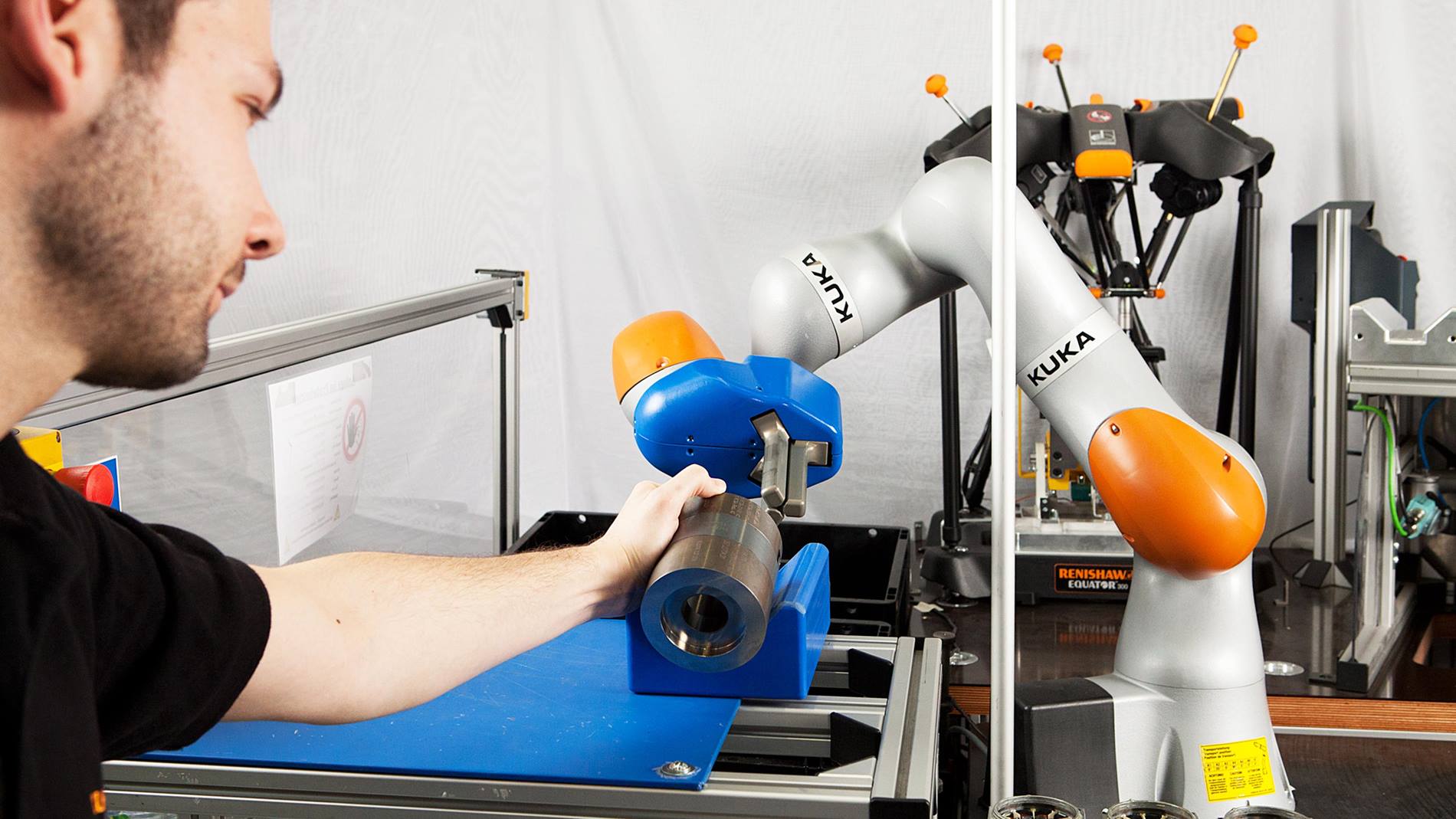 De kleine cobot haalt de te bewerken delen uit een werkstukdrager en brengt ze naar de draaimachine