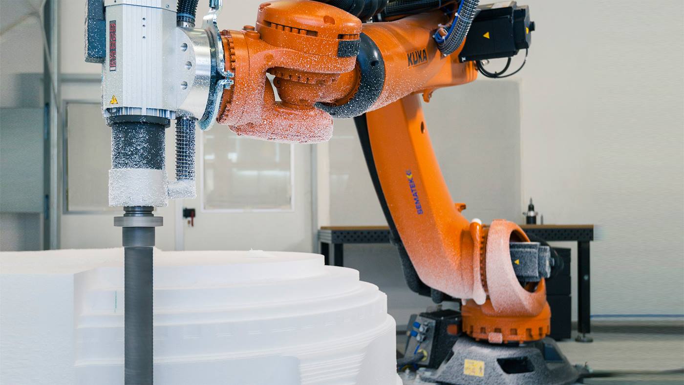 Alleen voor kunstenaars: Freesrobot KR QUANTEC ultra baan het werk in de Studio Babelsberg.