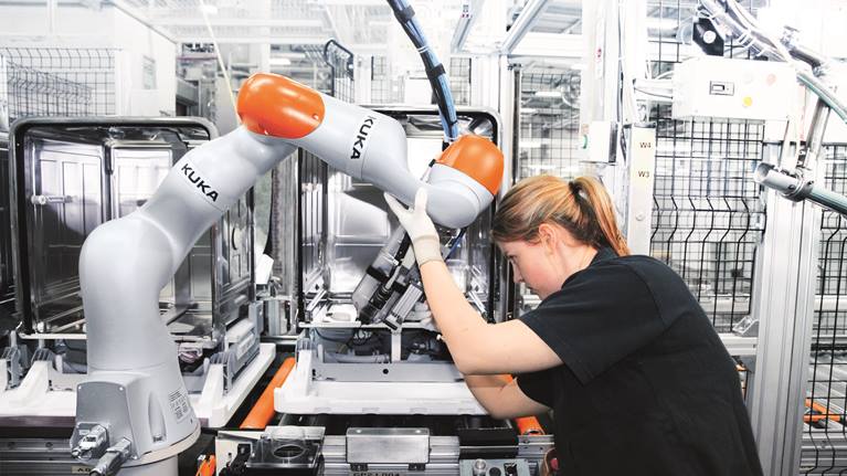 Door zijn fijngevoelige eigenschap kan de industri?le robot van KUKA zelfstandig de schroefpunten vinden en de schroeven erin draaien.