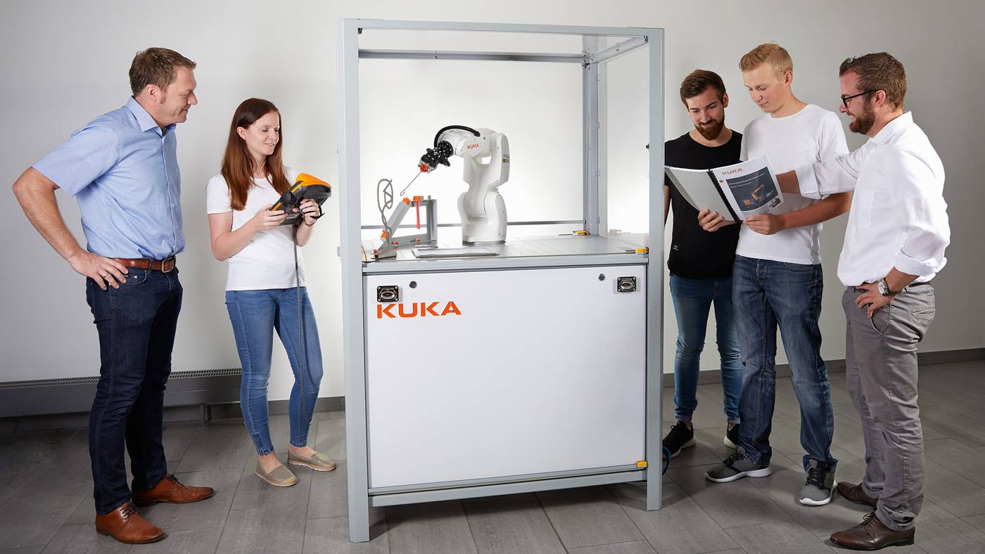 Kursteilnehmer an der KUKA Trainingszelle für Universit?ten, Hochschulen und Ausbildungsbetriebe